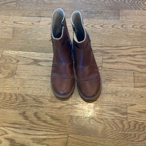 Big girls size 3 Elephantito brown leather boots. Side zips work